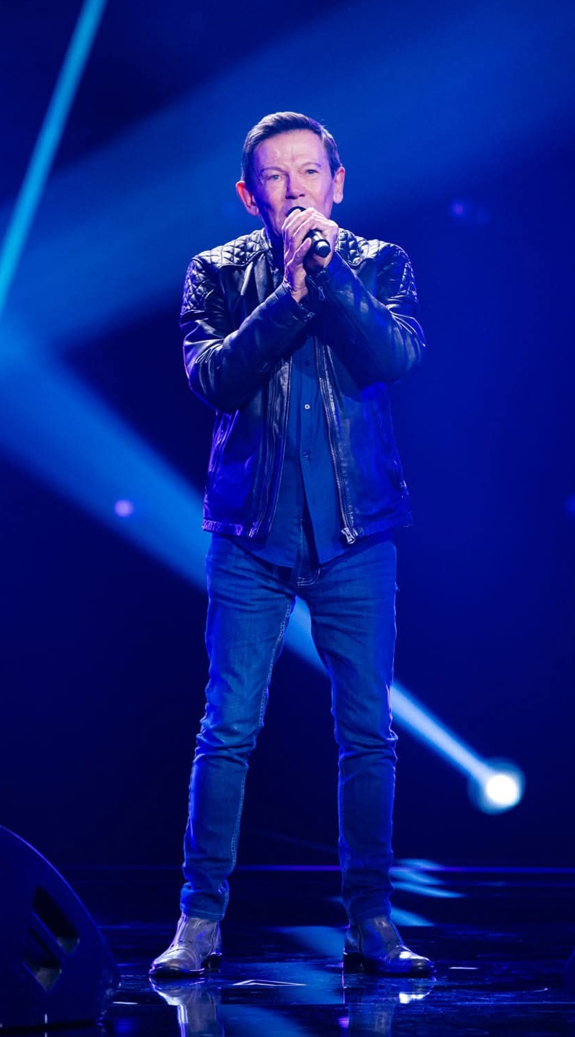 Jacques Lemière chante C’est impossible sur la scène de The Voice Belgique